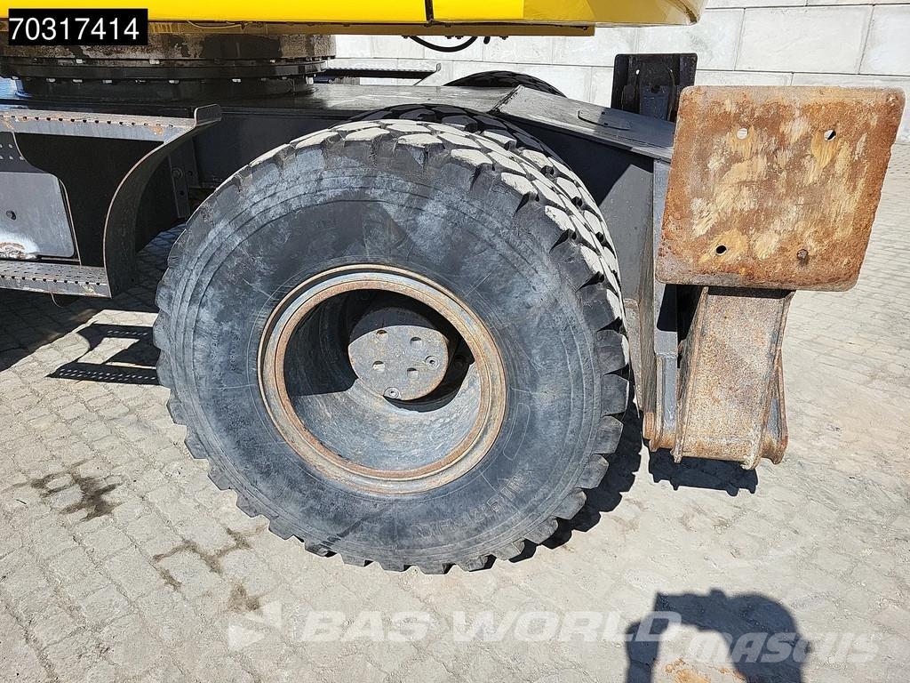 New Holland MH 5.6 Outriggers + Blade Kolesové rýpadlá