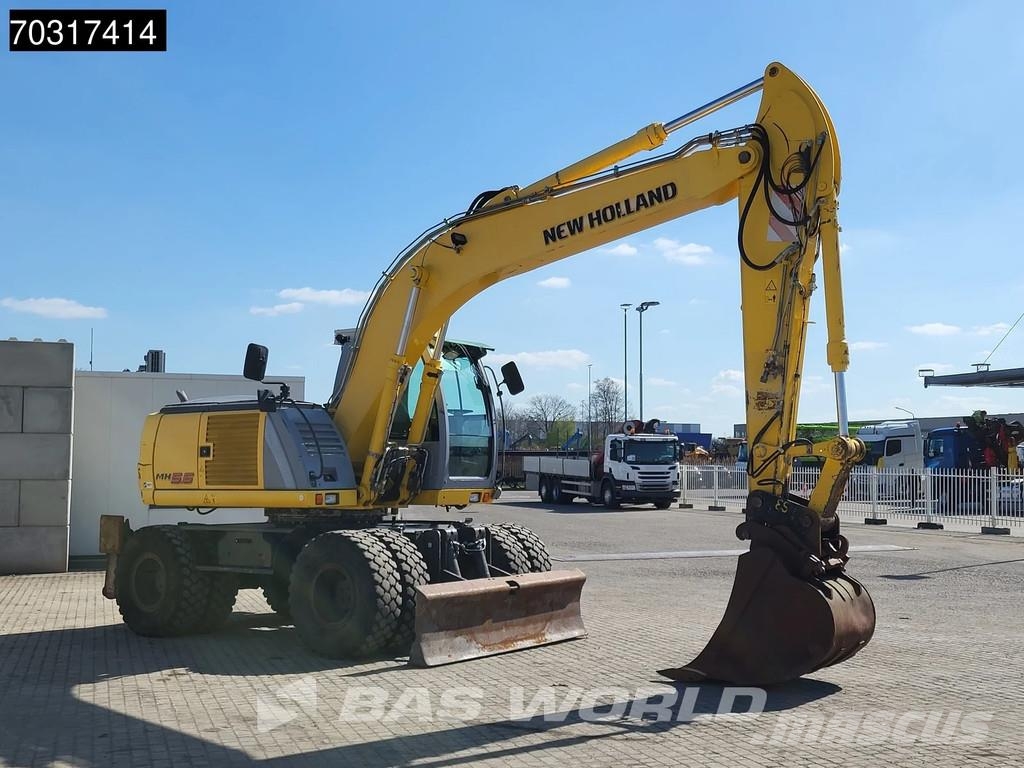 New Holland MH 5.6 Outriggers + Blade Kolesové rýpadlá