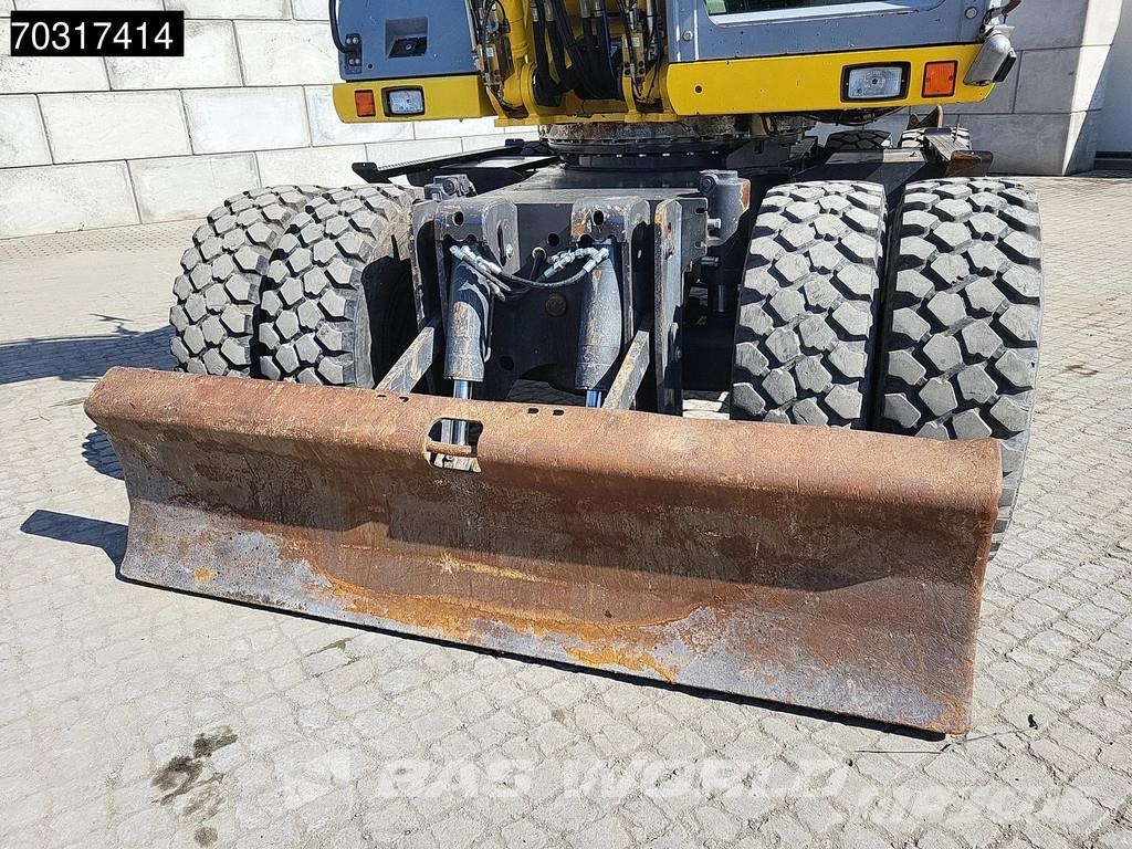 New Holland MH 5.6 Outriggers + Blade Kolesové rýpadlá