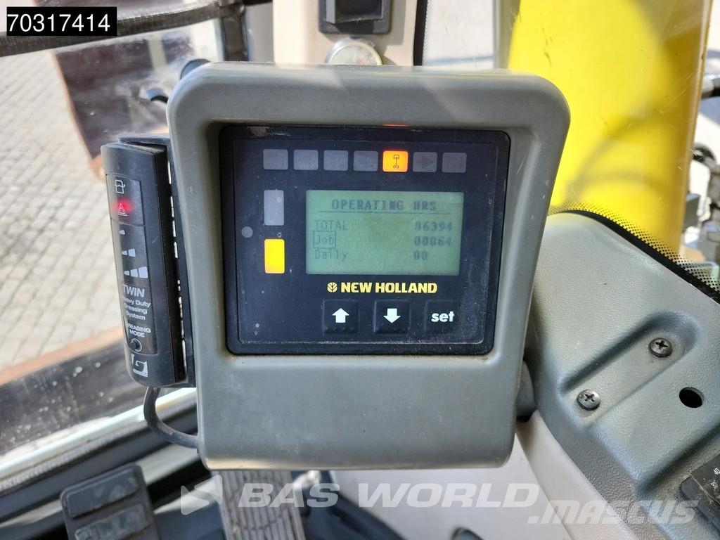 New Holland MH 5.6 Outriggers + Blade Kolesové rýpadlá