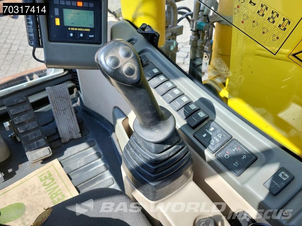 New Holland MH 5.6 Outriggers + Blade Kolesové rýpadlá