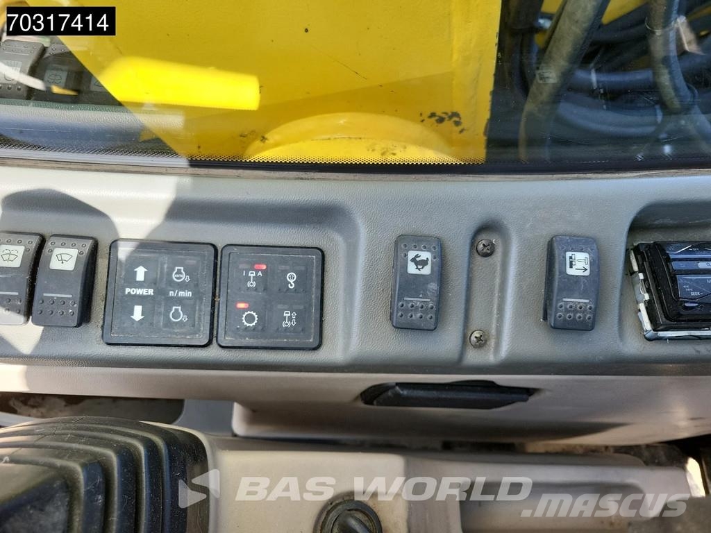 New Holland MH 5.6 Outriggers + Blade Kolesové rýpadlá
