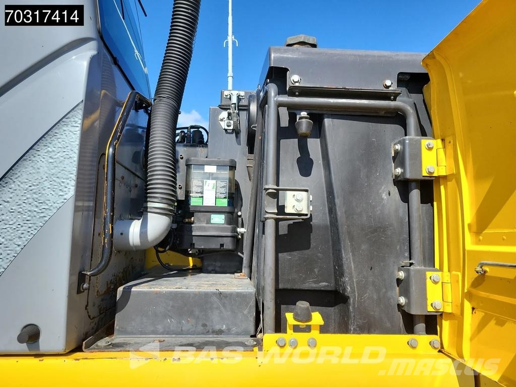 New Holland MH 5.6 Outriggers + Blade Kolesové rýpadlá