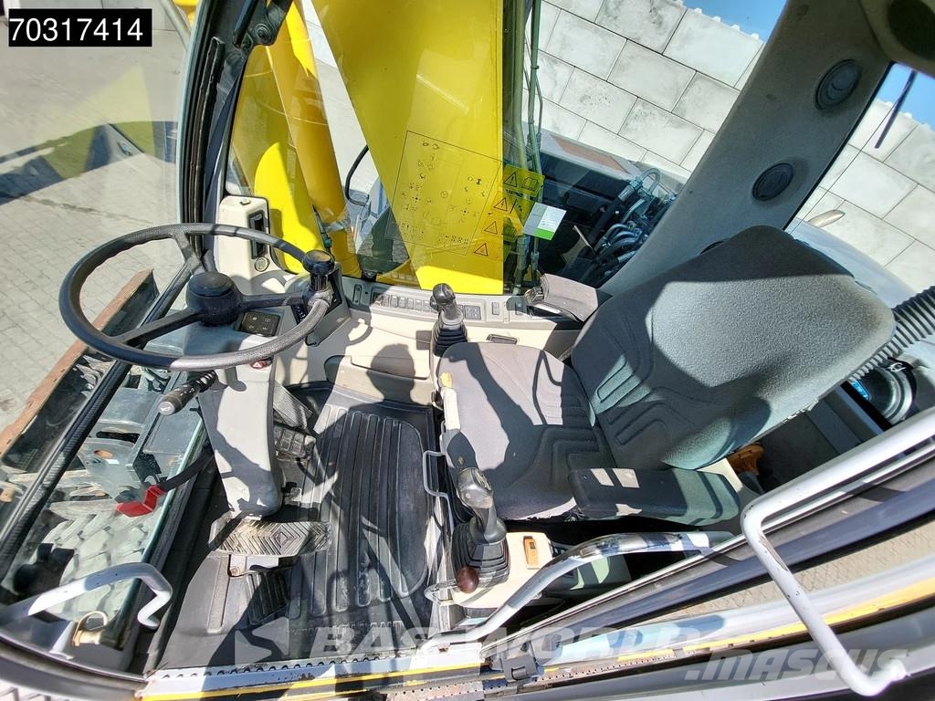 New Holland MH 5.6 Outriggers + Blade Kolesové rýpadlá