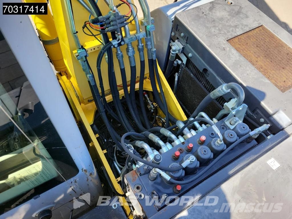 New Holland MH 5.6 Outriggers + Blade Kolesové rýpadlá