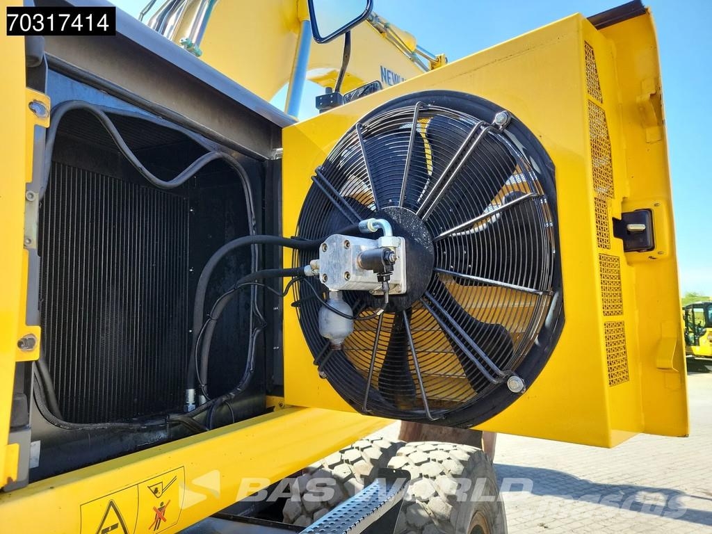 New Holland MH 5.6 Outriggers + Blade Kolesové rýpadlá