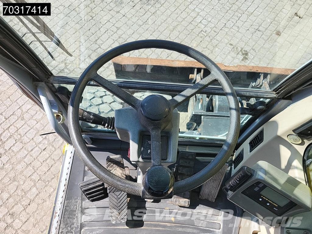 New Holland MH 5.6 Outriggers + Blade Kolesové rýpadlá