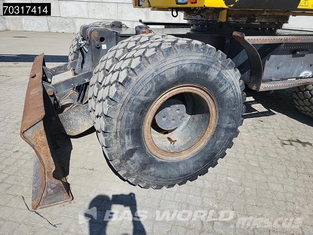 New Holland MH 5.6 Outriggers + Blade Kolesové rýpadlá
