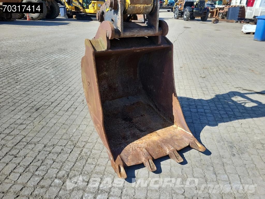 New Holland MH 5.6 Outriggers + Blade Kolesové rýpadlá