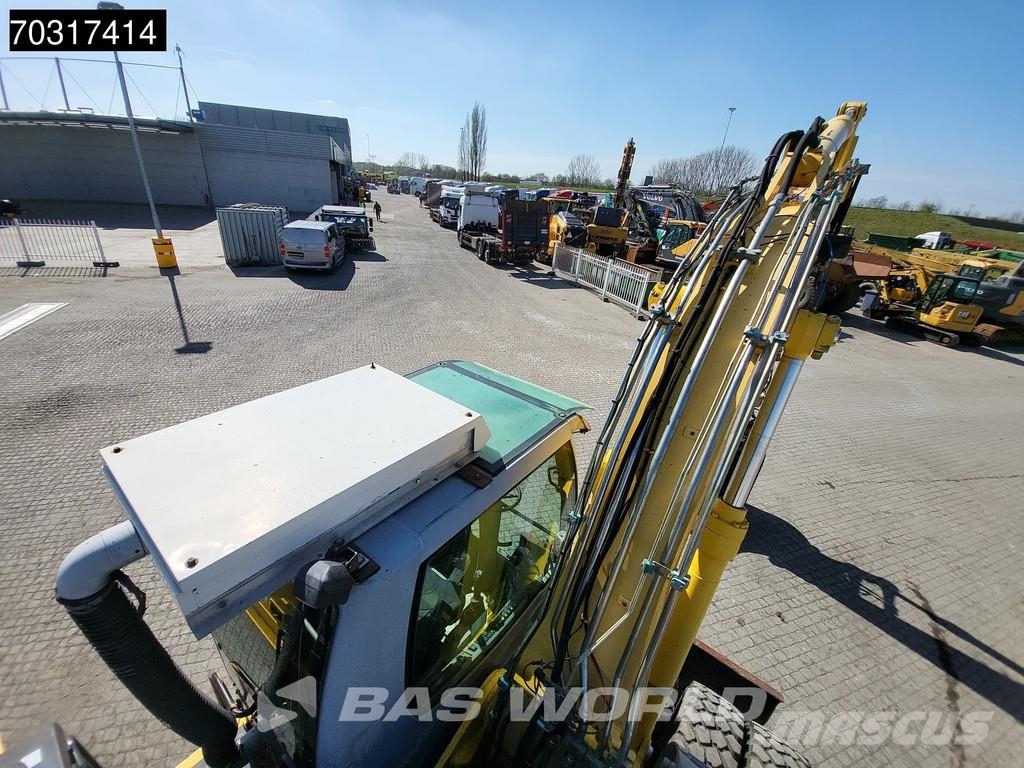 New Holland MH 5.6 Outriggers + Blade Kolesové rýpadlá