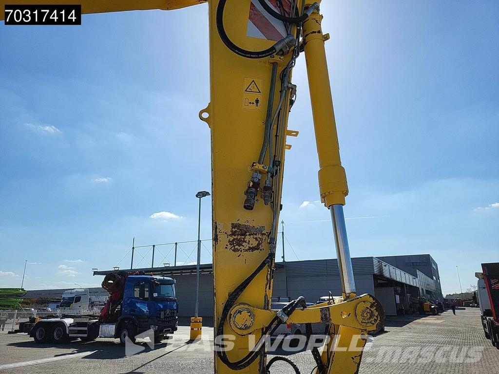 New Holland MH 5.6 Outriggers + Blade Kolesové rýpadlá