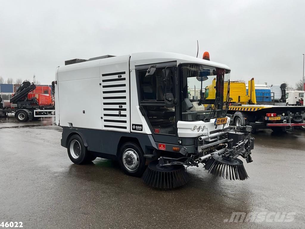Ravo 580 with 3-rd brush 청소 트럭