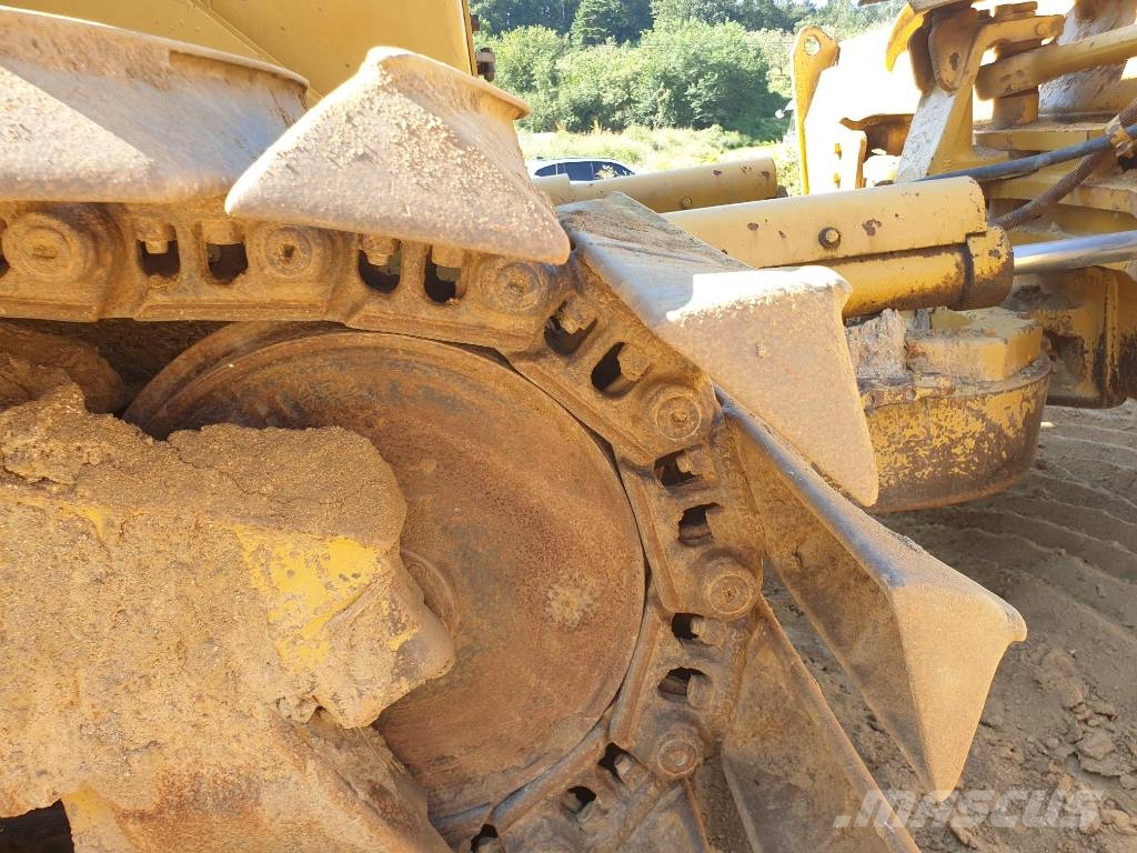CAT D 6 H II بلدوزرات مجنزرة