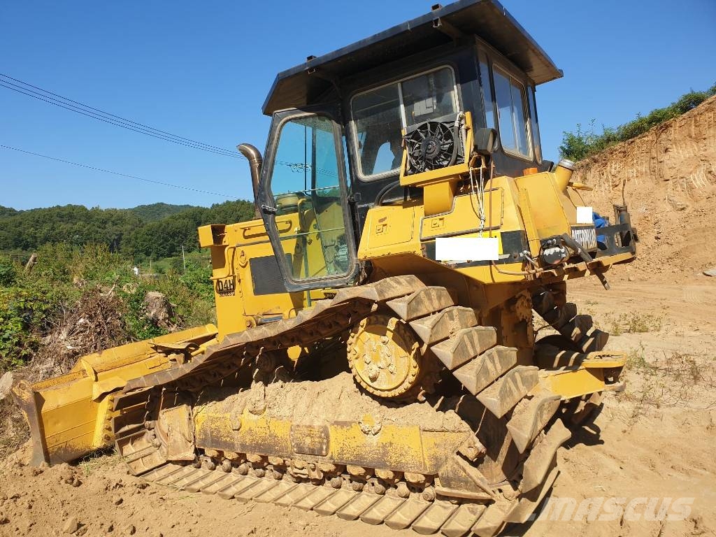 CAT D 6 H II بلدوزرات مجنزرة
