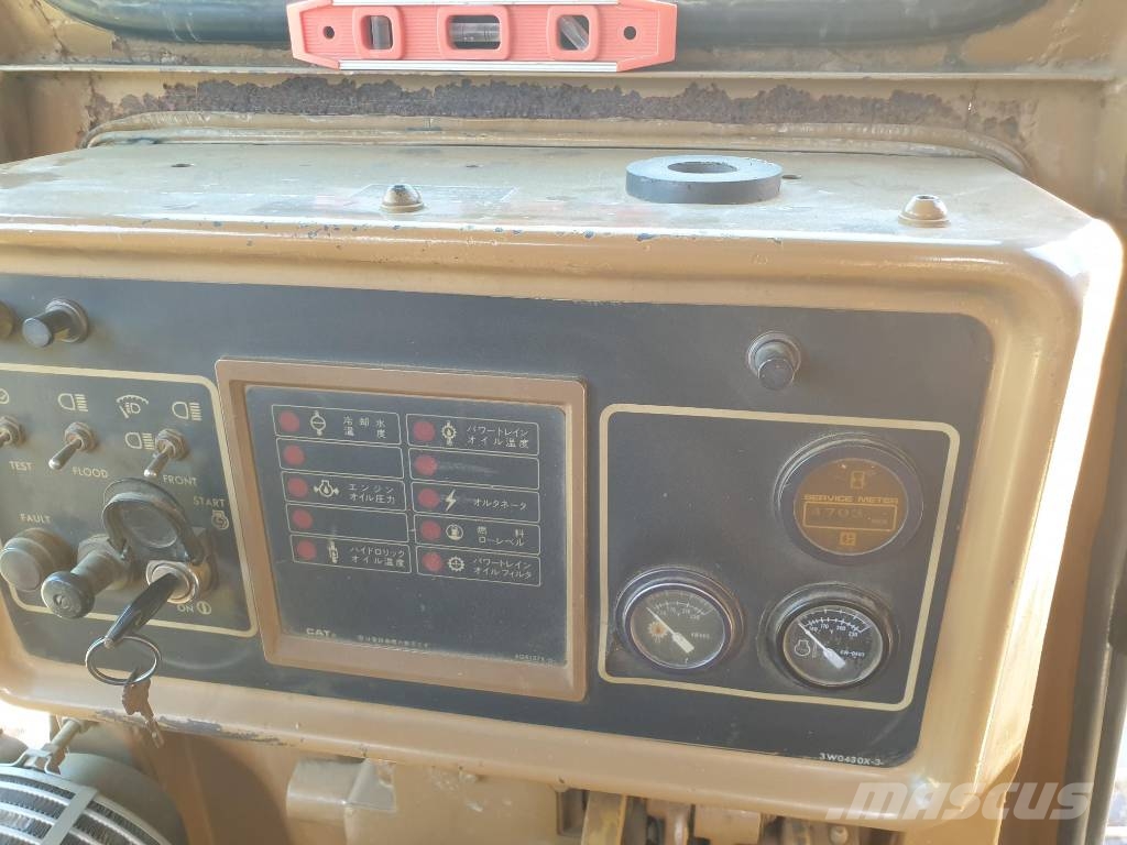 CAT D 6 H II بلدوزرات مجنزرة