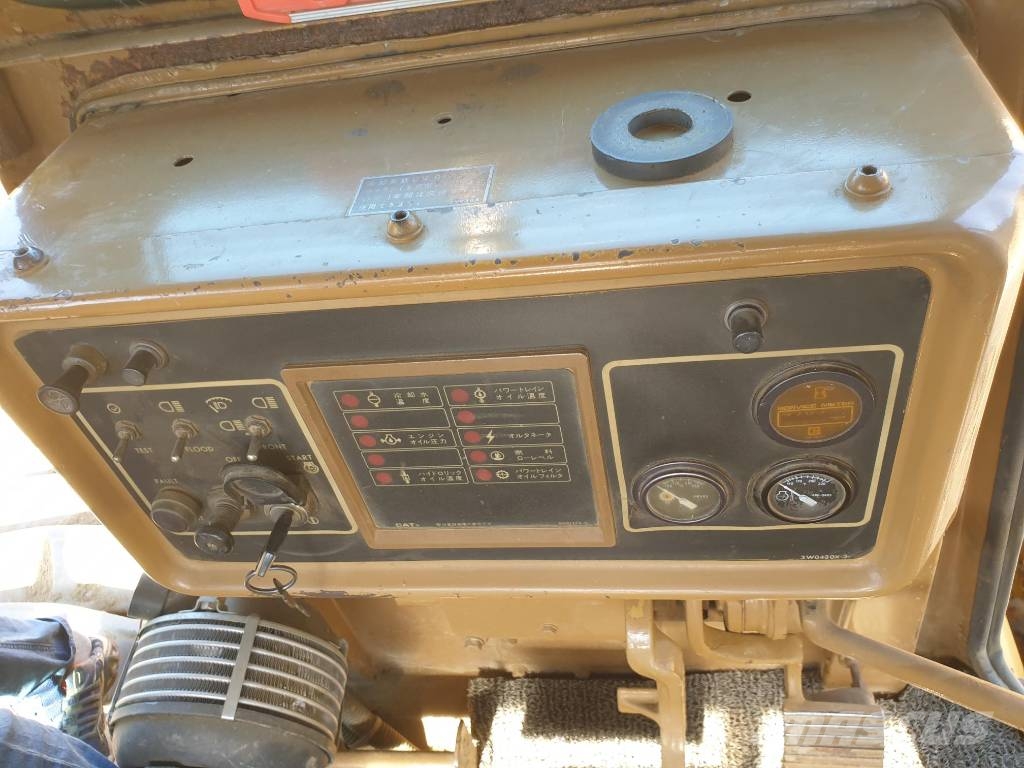 CAT D 6 H II بلدوزرات مجنزرة
