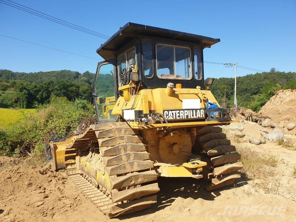 CAT D 6 H II بلدوزرات مجنزرة