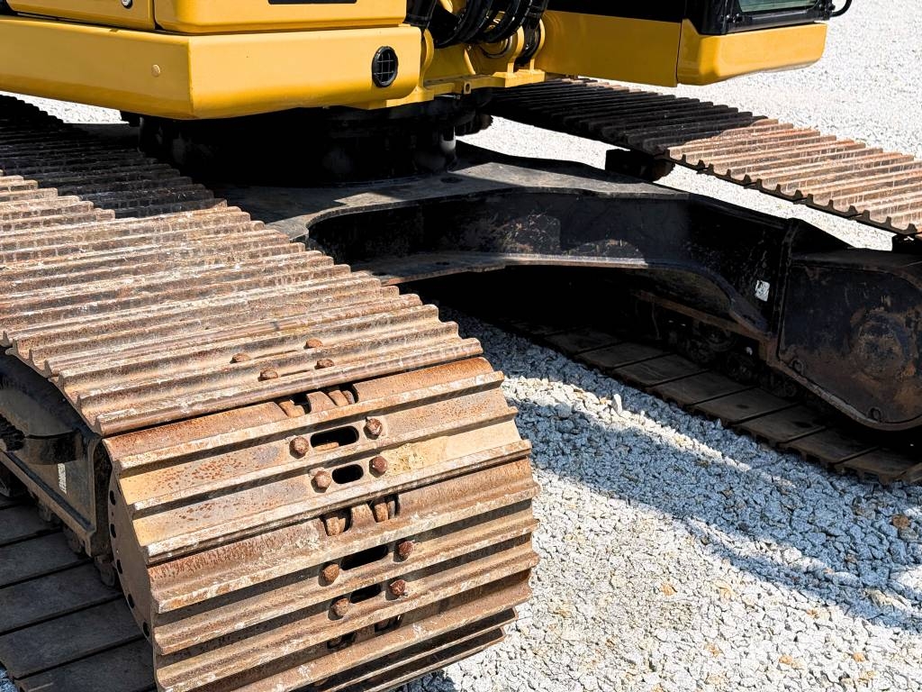 CAT 07B CAT 323 Vikšriniai ekskavatoriai