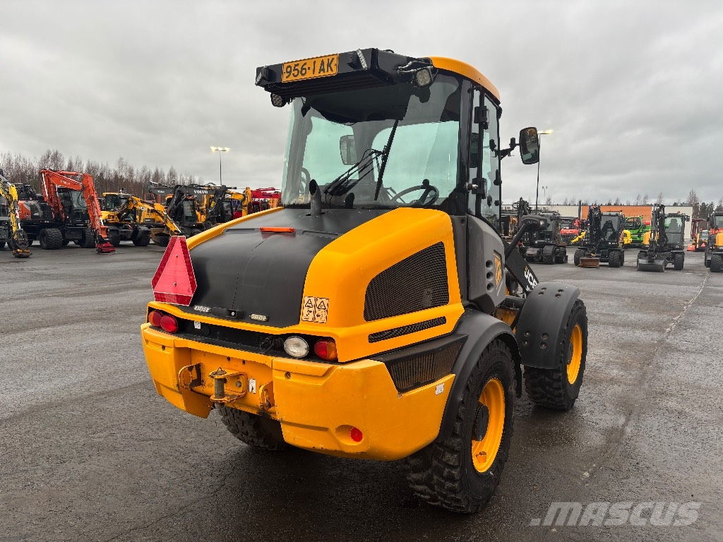 JCB 409 / Paljon hyd. Rasvari, Eberspächer, 40km/h Iekrāvēji uz riteņiem