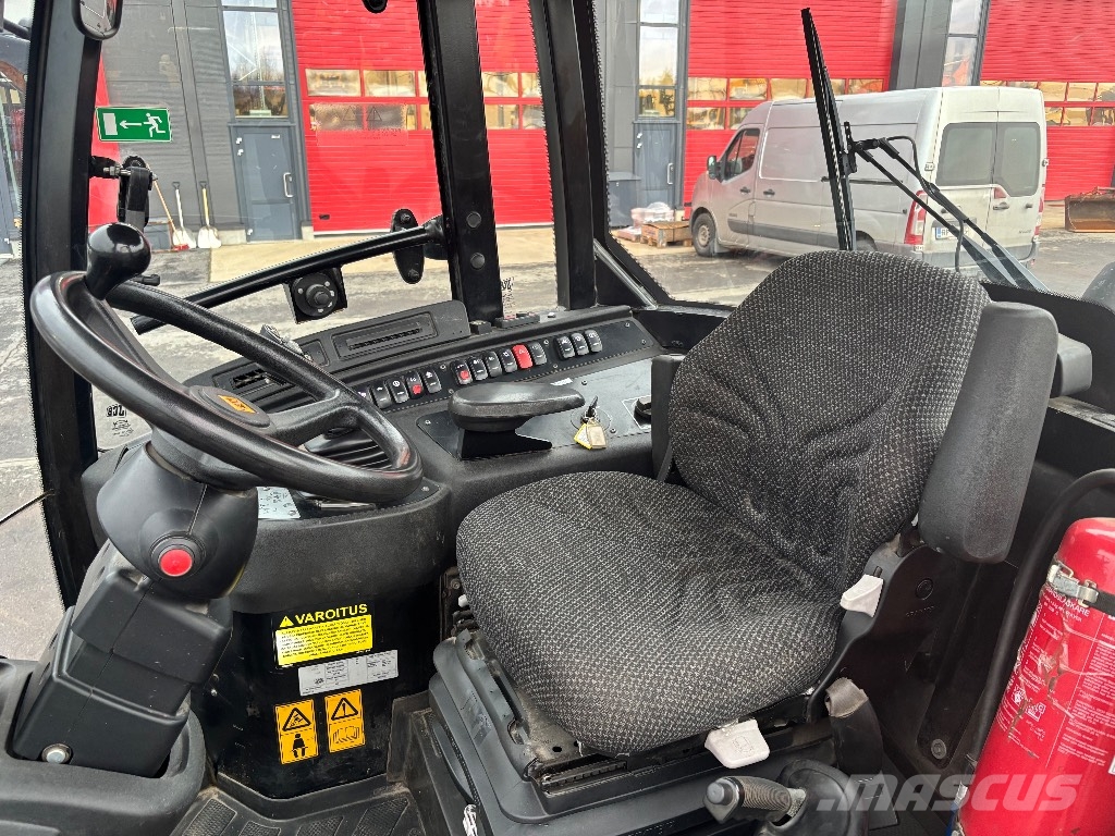 JCB 409 / Paljon hyd. Rasvari, Eberspächer, 40km/h Iekrāvēji uz riteņiem