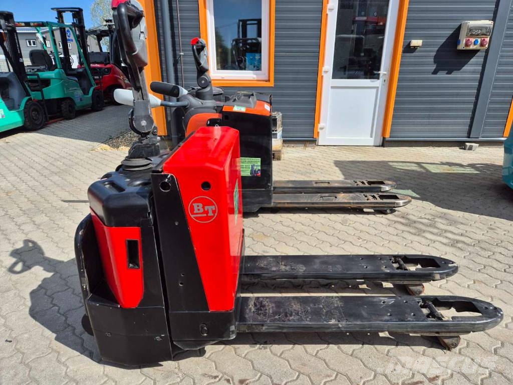 BT LPE 200 Pedestrian stacker