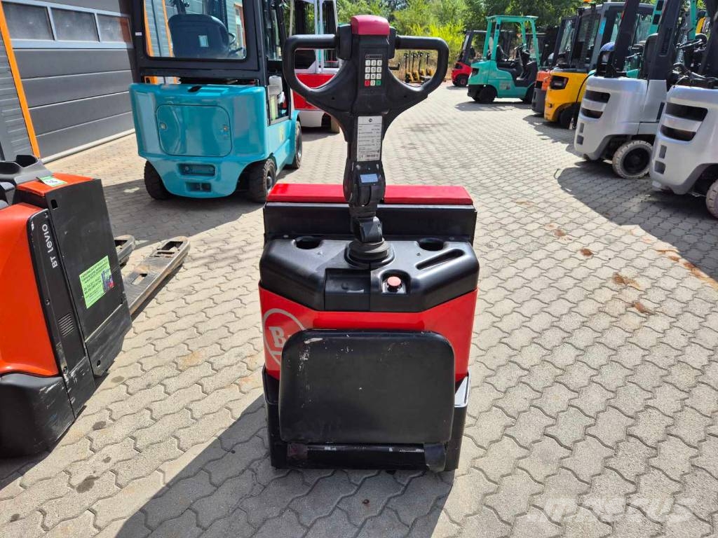 BT LPE 200 Pedestrian stacker