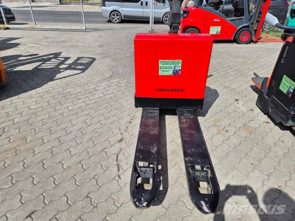 BT LPE 200 Pedestrian stacker