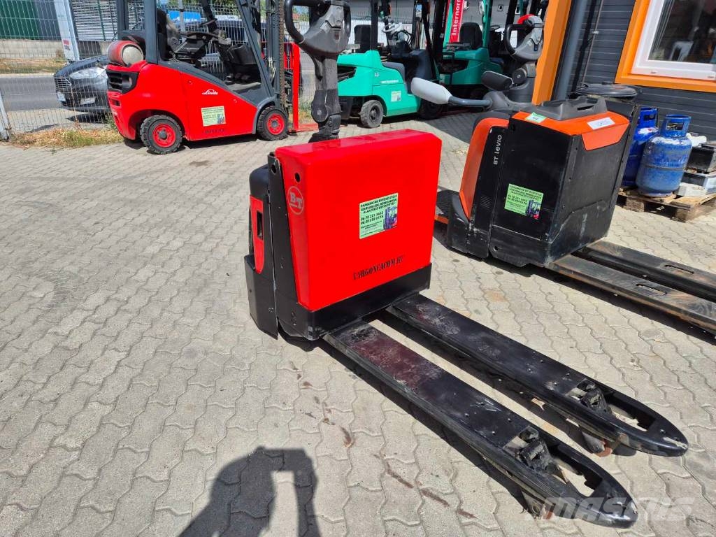 BT LPE 200 Pedestrian stacker