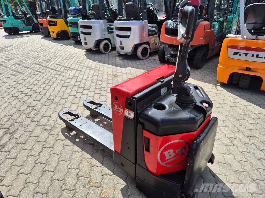BT LPE 200 Pedestrian stacker