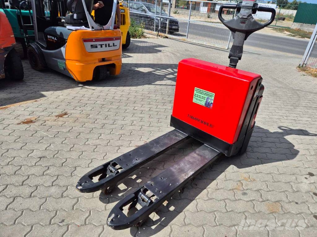 BT LPE 200 Pedestrian stacker