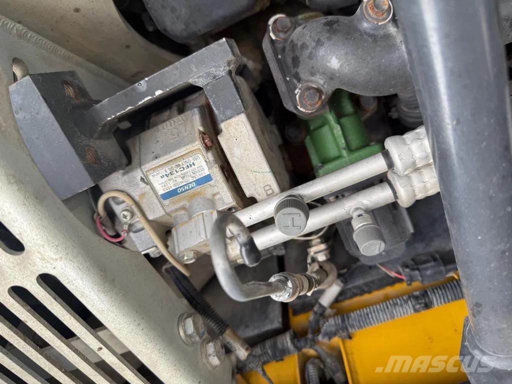 Komatsu PW160-10 حفارات بعجل