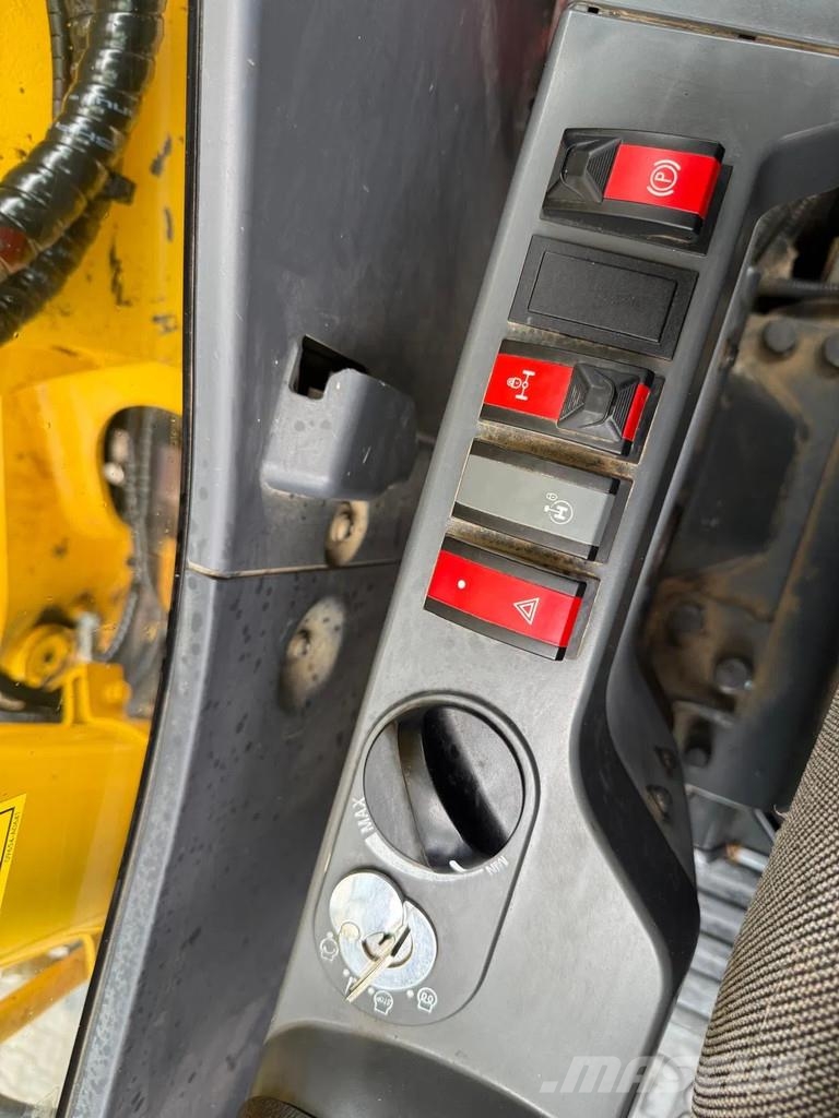 Komatsu PW160-10 حفارات بعجل