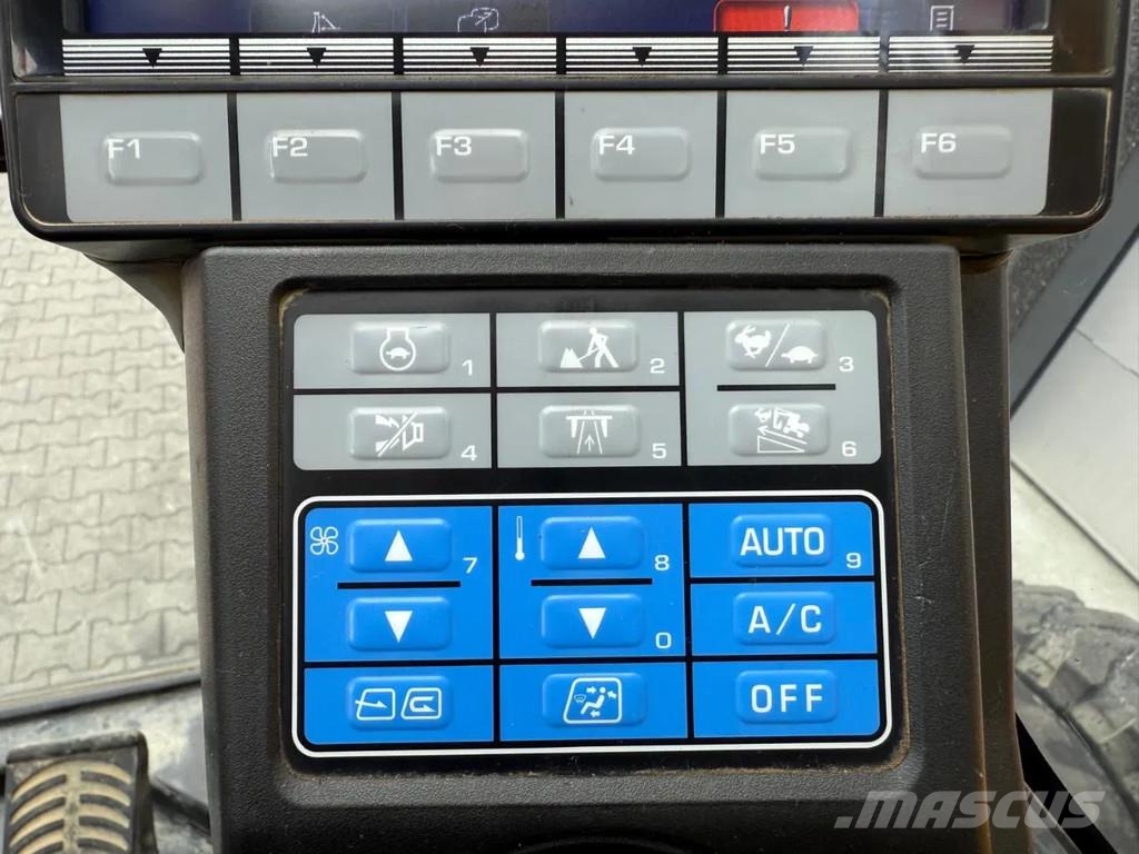 Komatsu PW160-10 حفارات بعجل