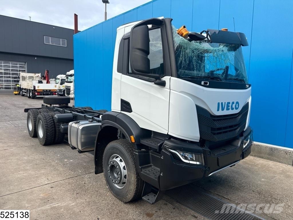 Iveco T-Way 430 6x4, EURO 3, Steel suspension, Hub reduc Chassis met cabine