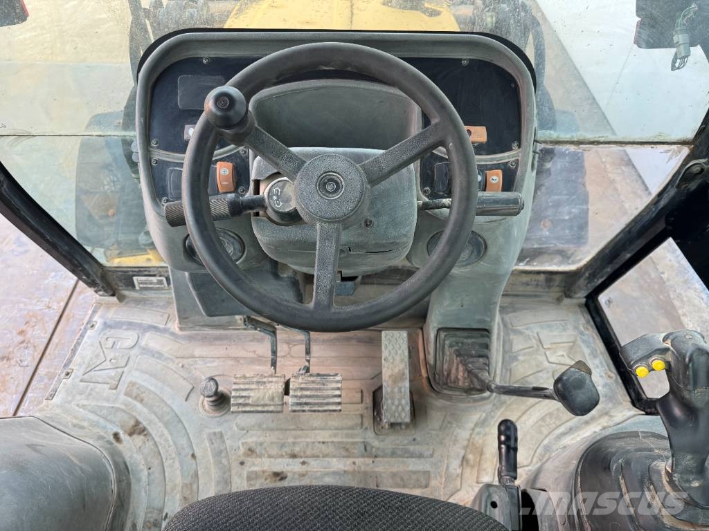 CAT 432D - Telescopic Boom / Hammer Lines لوادر ذات جرافات عكسية