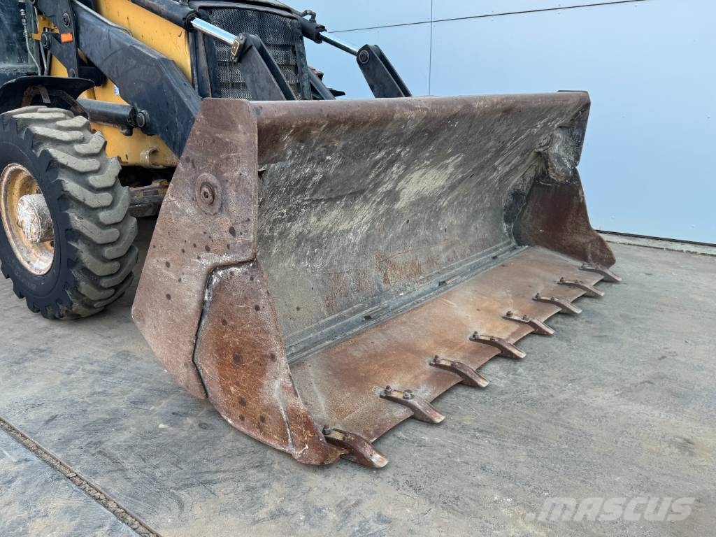 CAT 432D - Telescopic Boom / Hammer Lines لوادر ذات جرافات عكسية