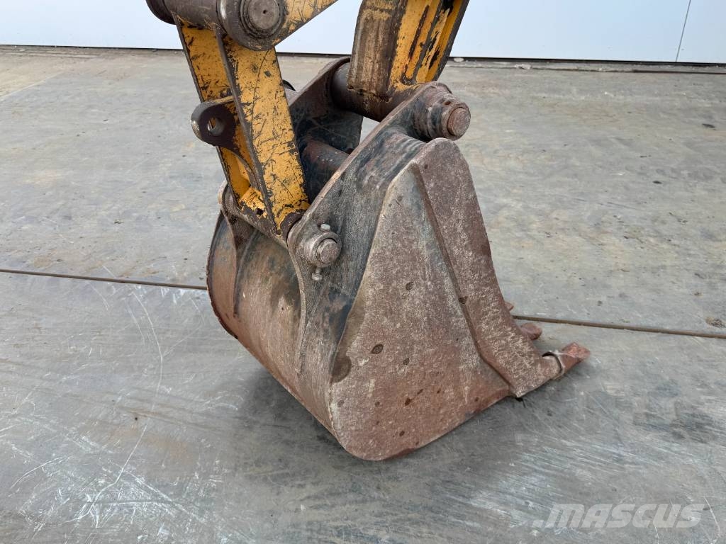 CAT 432D - Telescopic Boom / Hammer Lines لوادر ذات جرافات عكسية