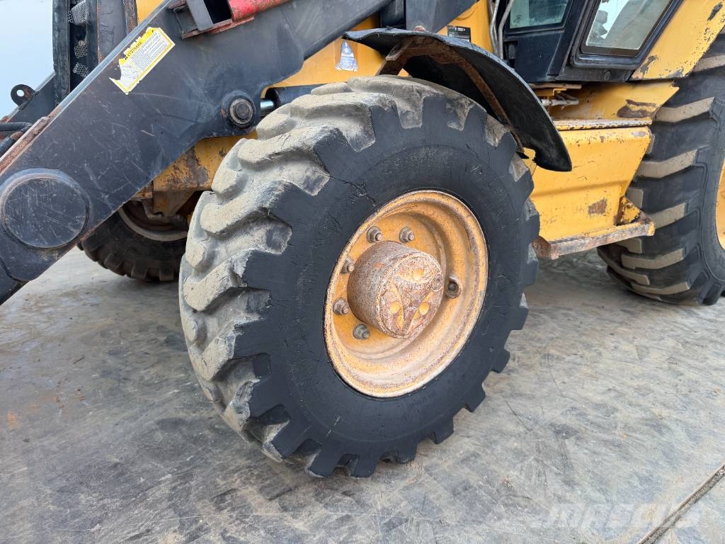 CAT 432D - Telescopic Boom / Hammer Lines لوادر ذات جرافات عكسية