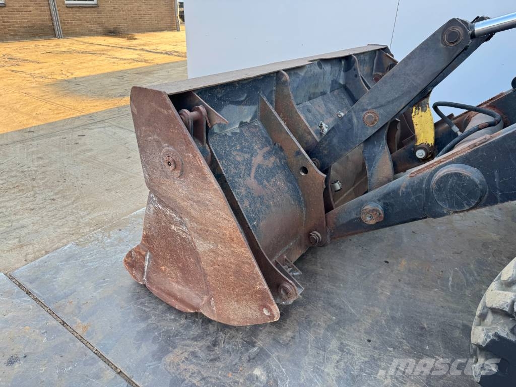 CAT 432D - Telescopic Boom / Hammer Lines لوادر ذات جرافات عكسية