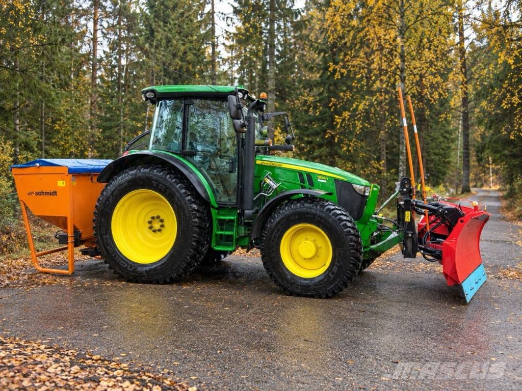 John Deere 5 R الجرارات
