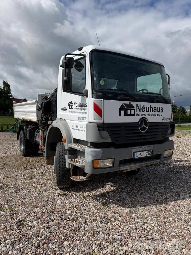 Mercedes-Benz Atego 1823 AK 4X4 3-Way Tipper with HIAB 085-3 cra Camiones grúa
