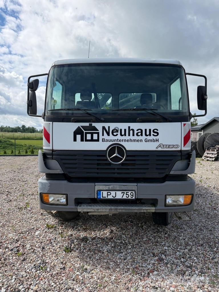 Mercedes-Benz Atego 1823 AK 4X4 3-Way Tipper with HIAB 085-3 cra Camiones grúa