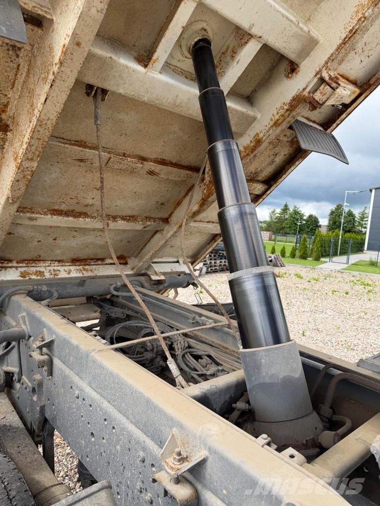 Mercedes-Benz Atego 1823 AK 4X4 3-Way Tipper with HIAB 085-3 cra Camiones grúa
