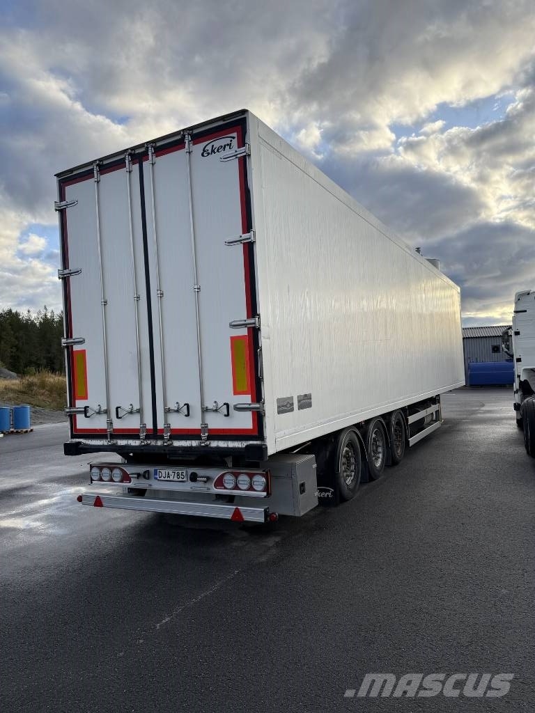 Ekeri FNA puoliperävaunu 2,95 m sisäkorkeus pankoilla Frysetrailer Semi