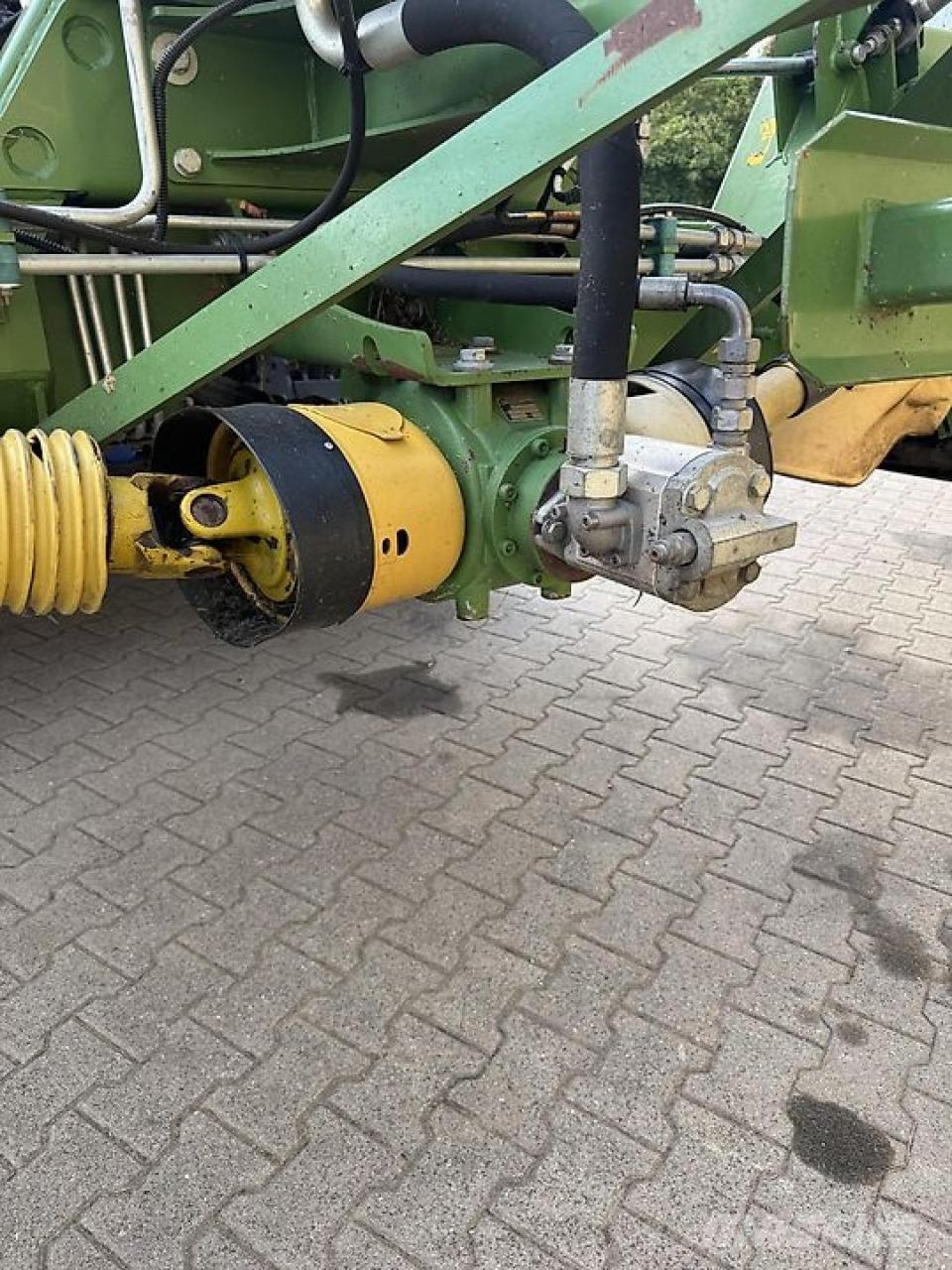 Krone Easy Cut F 320 CV und Easy Cut B 870 CV mit Schwad Maaiers