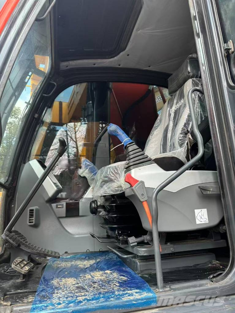 Doosan DX 300 LCA Kāpurķēžu ekskavatori