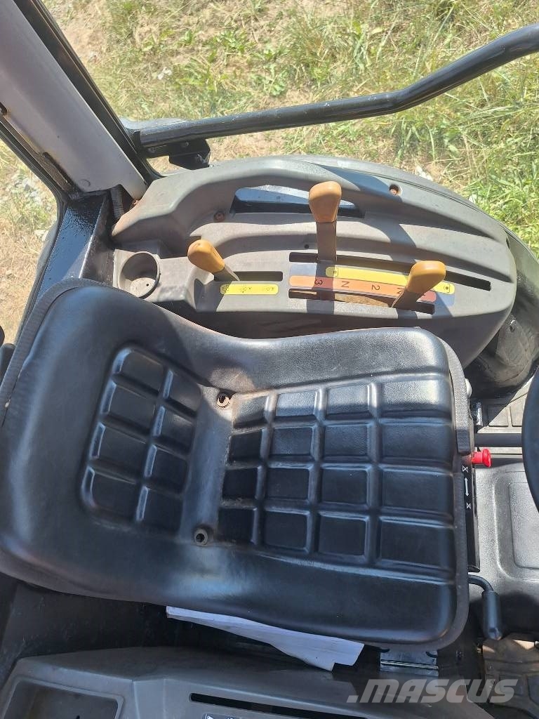 Yanmar Hakotrac 3100 DA جرارات ثنائية العجلات