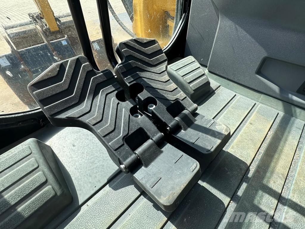CAT 306 CR حفارات زحافة