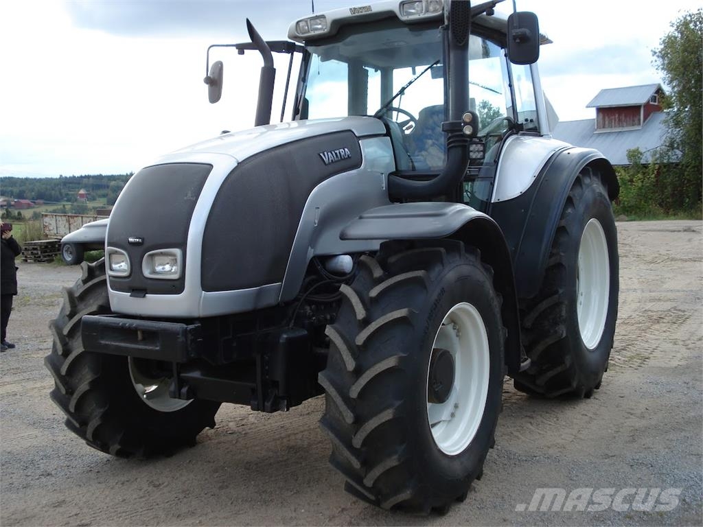 Valtra M150-4 Трактори