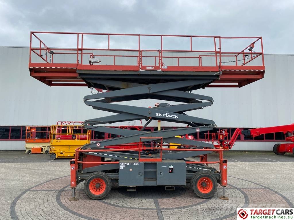 SkyJack SJ9250 RT Diesel Scissor Work Lift 1720cm Scissor lifts